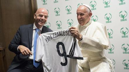 Papst Franziskus und FIFA-Präsident Infantino im Gespräch.
