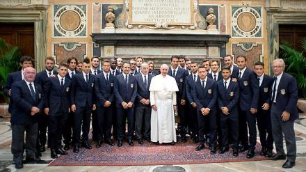 Papst Franziskus (Mitte) mit der Italienischen Nationalmannschaft.