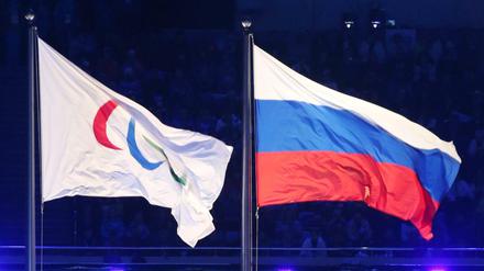 Bei der Eröffnungsfeier in Sotschi wehten die russische und die Paralympische Flagge noch nebeneinander im Wind. 