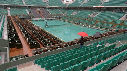 Der Court Central in Roland Garros könnte ein Dach gebrauchen. Das wird in diesen Tagen deutlicher denn je.