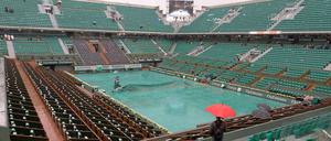 Der Court Central in Roland Garros könnte ein Dach gebrauchen. Das wird in diesen Tagen deutlicher denn je.