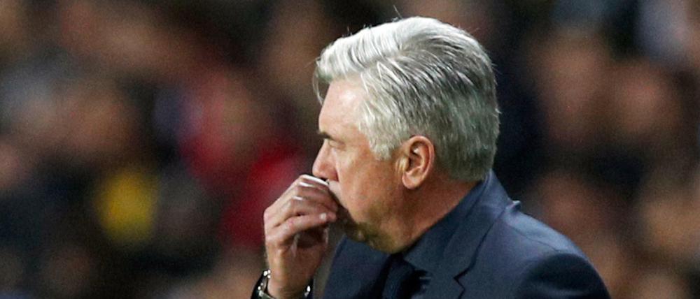 Carlo Ancelotti bei der 0:3-Niederlage in Paris am Mittwochabend. Es ist sein vorerst letztes Spiel als Trainer des FC Bayern München gewesen.