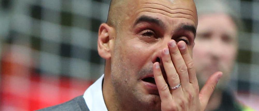 Tränen der Freude? Nicht nur, Pep Guardiola weinte wohl auch, weil das Kapitel FC Bayern mit dem Pokalsieg für ihn beendet ist.