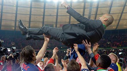Der fliegende Pep. Bayern-Trainer Guardiola wird von seinen Spielern auf Händen getragen.