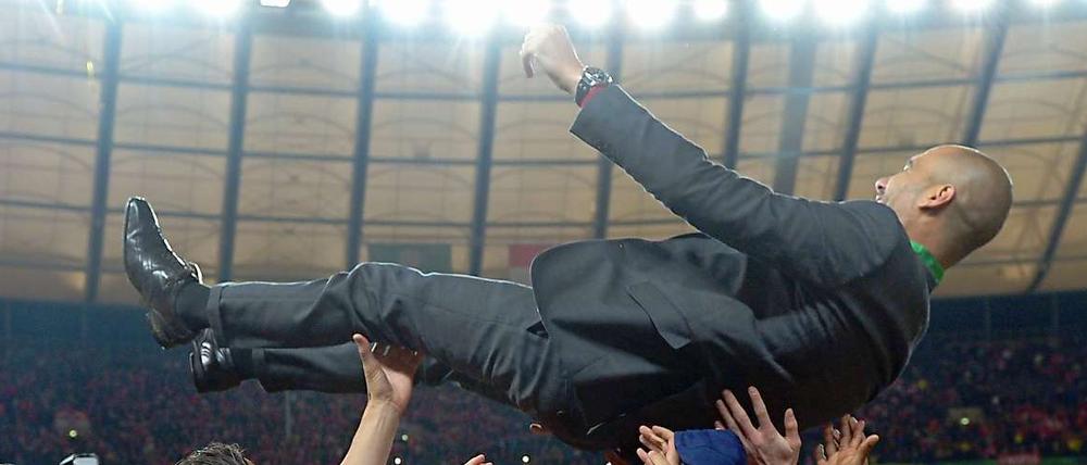 Der fliegende Pep. Bayern-Trainer Guardiola wird von seinen Spielern auf Händen getragen.