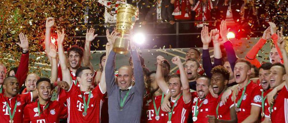 Sein letzter großer Fang. Pep Guardiola verabschiedet sich mit dem Double aus Meisterschaft und Pokal vom FC Bayern.