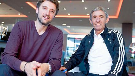 Marko Pesic (li.), 37, hat mit seinem Vater Svetislav die Basketballer von Bayern München innerhalb von drei Jahren zum Titel geführt. In seiner aktiven Karriere feierte er beim heutigen Rivalen Alba Berlin seine größten Erfolge.