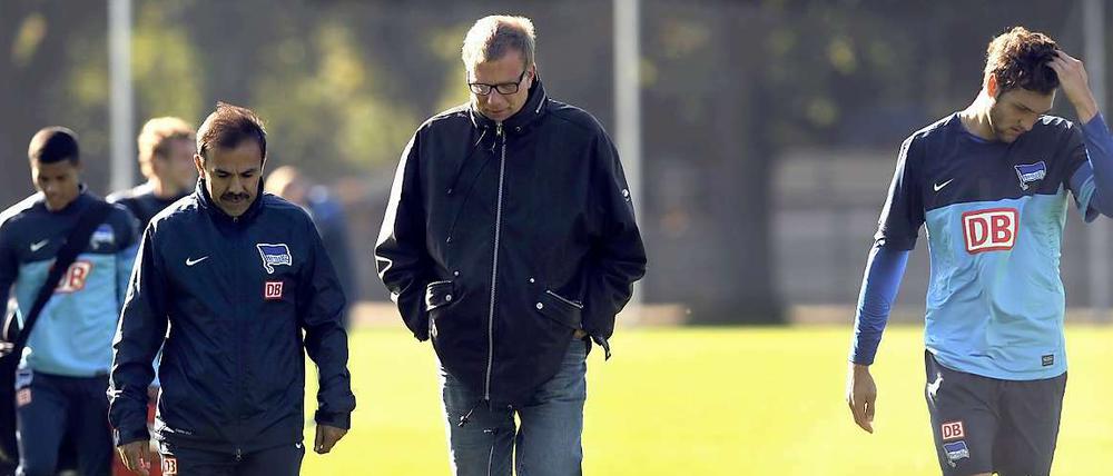 So richtig überzeugt wirkt Kevin Pezzoni (rechts), Neu-Berliner in spe, nach dem ersten Probetraining bei Hertha BSC noch nicht. Cheftrainer Jos Luhukay (vorn links) testet den Köln-Flüchtling, der zurzeit ohne Vertrag ist.