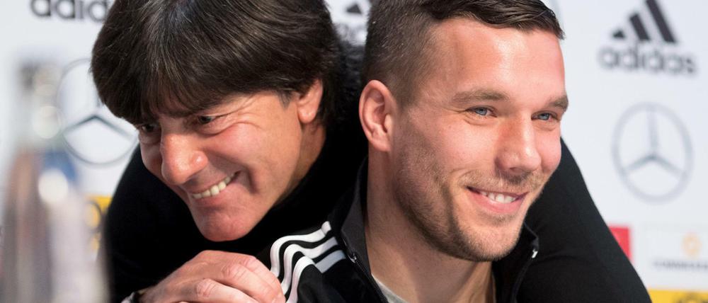 Lukas Podolski wird sogar von Bundestrainer Joachim Löw umarmt.