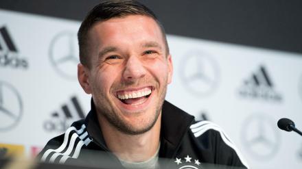 Gelöst: Lukas Podolski bei der Pressekonferenz vor seinem Abschiedsspiel.