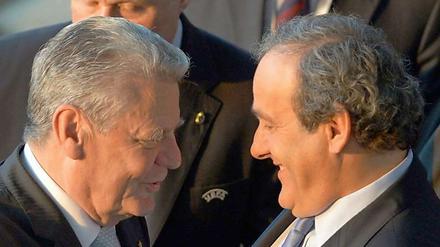 Präsidenten unter sich. Joachim Gauck (l.) und Michel Platini.