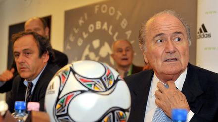 Sepp Blatter und Michel Platini geraten im Fifa-Skandal immer mehr unter Druck. 