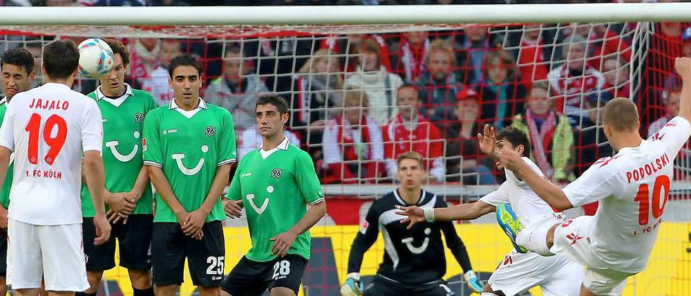 Lukas Podolski verwandelte einen direkten Freistoß zur wichtigen 1:0-Führung gegen die konterstarken Hannoveraner.