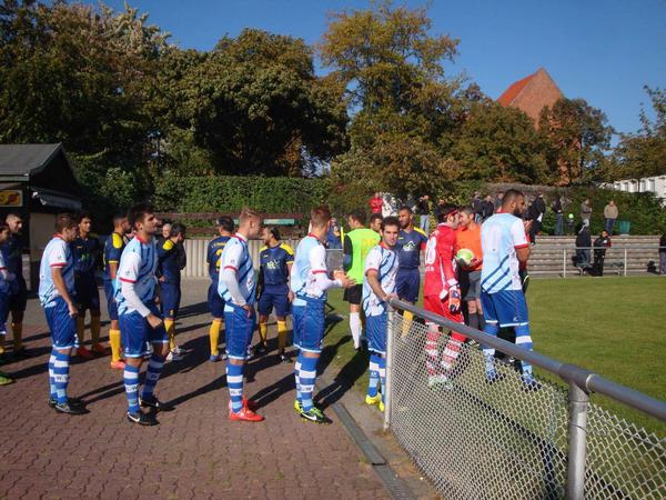 In der Landesliga liegt Blau-Weiß 90, hier im Pokalspiel gegen den 1. FC Neukölln, auf Aufstiegskurs. 
