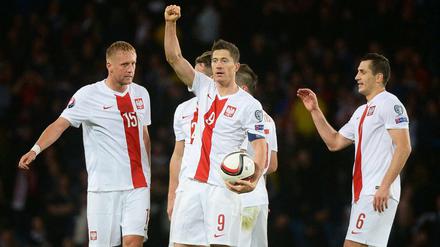 Polens Robert Lewandowski (Mitte) traf zum 2:1 gegen Irland.