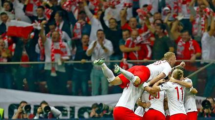 Völlig losgelöst. Die Polen feiern ihren Sieg gegen die deutsche Nationalmannschaft.