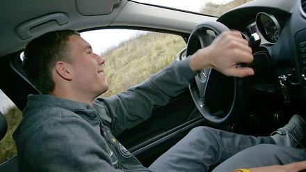 Lukas Podolski fährt gerne Auto, aber nicht immer verläuft dabei alles reibungslos.