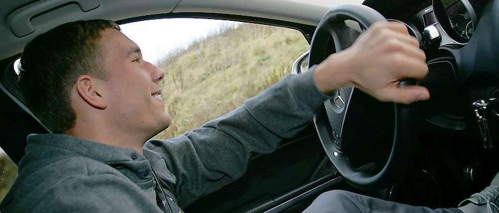 Lukas Podolski fährt gerne Auto, aber nicht immer verläuft dabei alles reibungslos.