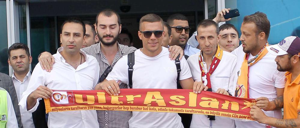 Lukas Podolski wurde von den Galatasaray-Fans stürmisch empfangen.
