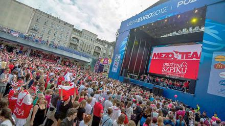 Bei der EM 2012 war das Public Viewing (hier in Poznan) noch ein relativ unbeschwertes Vergnügen. Darauf hoffen auch die Franzosen als Gastgeber der kommenden Europameisterschaft.