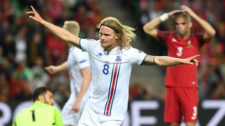 Bjarnason macht Island froh. Er trifft zum überraschenden 1:1-Ausgleich für den Außenseiter.