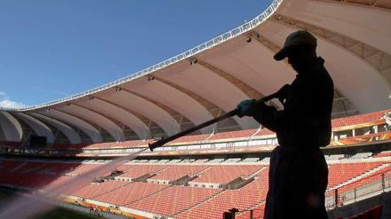 Herausgeputzt: Hier wird keine Vuvuzela von Speichelresten gereinigt, sondern die Stadionsitze im Nelson Mandela Bay Stadion in Port Elizabeth abgespritzt.