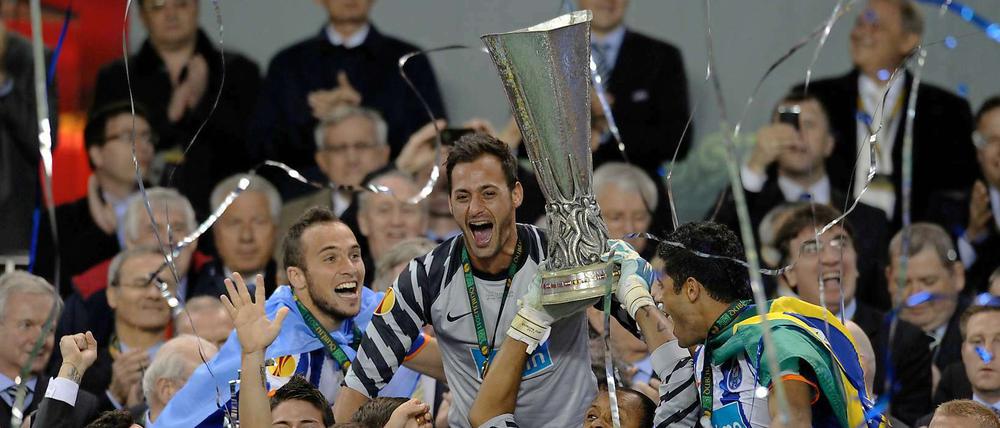 Ein erwarteter Pokal - natürlich freuen sich die Spieler des FC Porto trotzdem.
