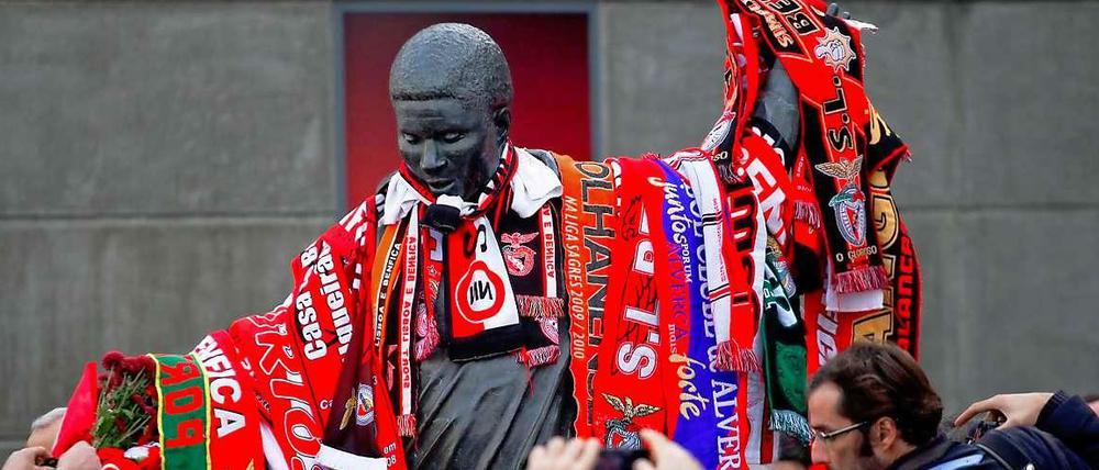 Der "Schwarze Panther" ist tot: Eusébios Statue vor dem Stadion von Benfica Lissabon - umringt von Fans und behangen mit Fan-Andenken.