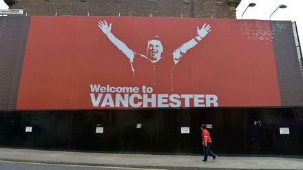 Der Star ist der Trainer: Ein Plakat in Manchester heißt den neuen Coach Louis van Gaal Willkommen.