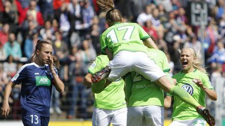 Wolfsburg jubelt, Potsdam schaut zu. Die Meisterschaft bei den Frauen dürfte nach dem Sieg des VfL so gut wie entschieden sein.