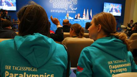 Reporterinnen der Paralympics Zeitung bei der Pressekonferenz des ukrainischen Teams.