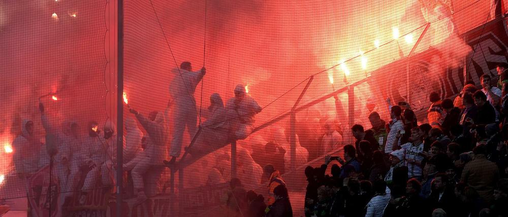Kölner Fans zünden Pyrotechnik an. Am Dienstag begann in Köln ein Prozess gegen drei Kölner Ultra-Fans wegen des Angriffs auf einen Fanbus von Borussia Mönchengladbach auf der A3 im Jahr 2012. Die Männer sind teils wegen besonders schweren Landfriedensbruchs, teils wegen Nötigung angeklagt. 