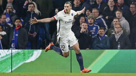 Nur Fliegen ist schöner. Zlatan Ibrahimovic bejubelt sein Tor zum 2:1 für PSG.