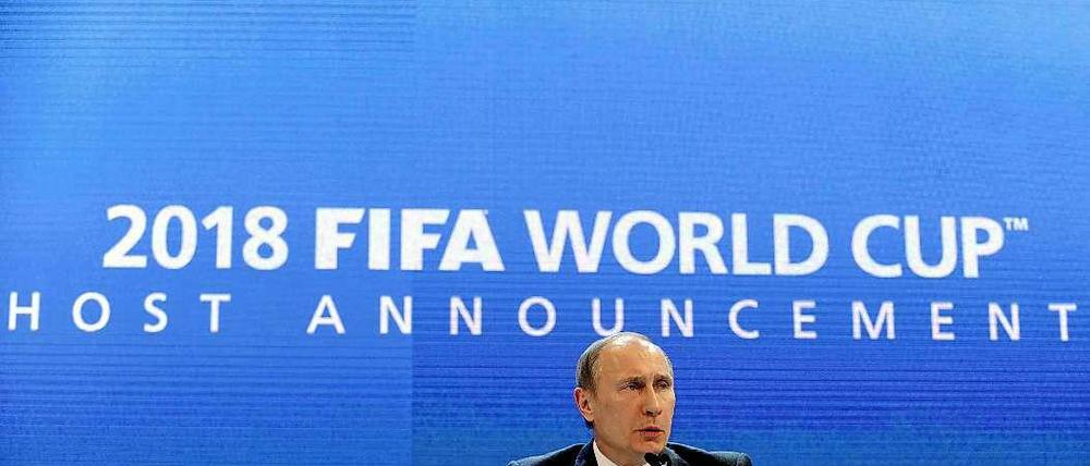 Putin und die Fifa: In Russland soll die WM 2018 stattfinden. Das wollen Politiker aus der EU verhindern.
