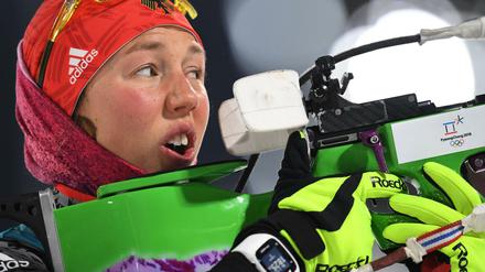 Mit Gewähr. Biathlon-Olympiasiegerin Laura Dahlmeier mit Gewehr am Schießstand.