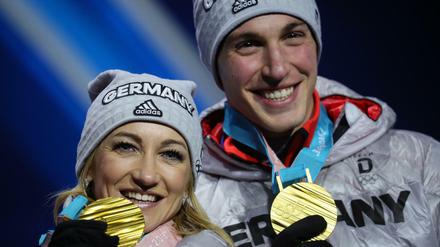 Am Ziel ihrer Träume: Aljona Savchenko und Bruno Massot mit der Goldmedaille (Gold) 