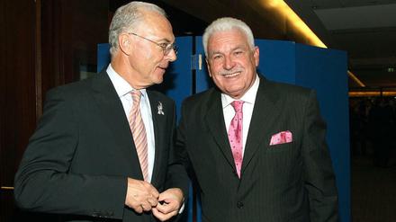 Fedor Radmann (hier mit Franz Beckenbauer) glaubt nicht an eine Bestechung in Sachen WM 2006.