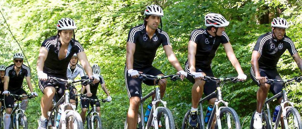 Natürlich mit Helm. Die deutschen Nationalspieler auf Fahrradtour.