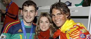 Tennisstar Rafael Nadal (r.) feierte am Sonntag in Johannesburg den WM-Titel mit Torwart Iker Casillas und Prinzessin Letizia.