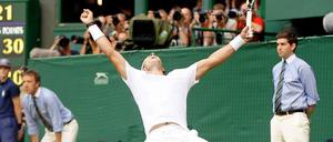 Rafael Nadal bejubelt seinen Sieg über Andy Murray und den Einzug in sein viertes Wimbledon-Finale.