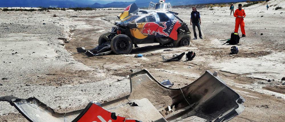 Zerlegt in (fast) alle Einzeltteile. Das Fahrzeug des ehemaligen Gesamtführenden Sebastian Loeb. Der Franzose überschlug sich auf der achten Etappe der Rallye Dakar, blieb aber unverletzt. 