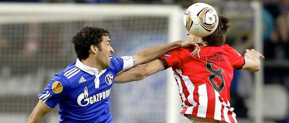 Spanier unter sich. Schalkes Raul und Ander Iturraspe von Athletic Bilbao schenken sich in diesem Zweikampf nichts.