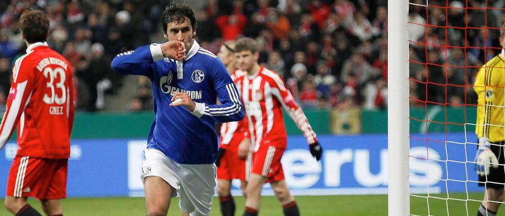 Schalkes Angreifer Raúl trifft und genießt. Die Bayern sind entsetzt.
