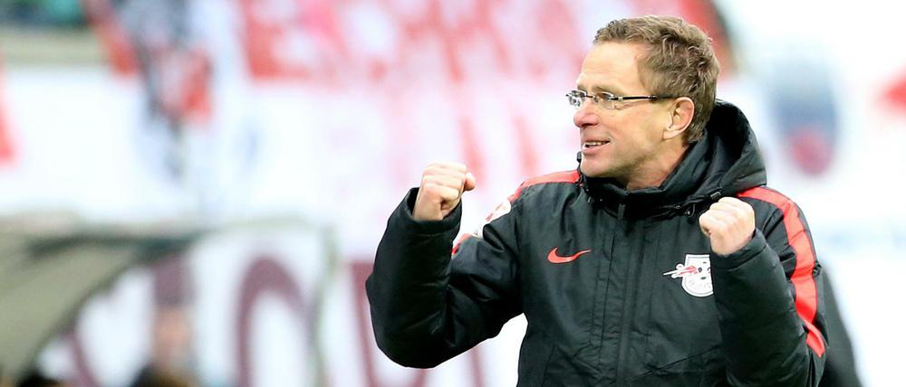 Der Leipziger Cheftrainer Ralf Rangnick jubelt nach dem 3:1 Sieg beim FSV Frankfurt.