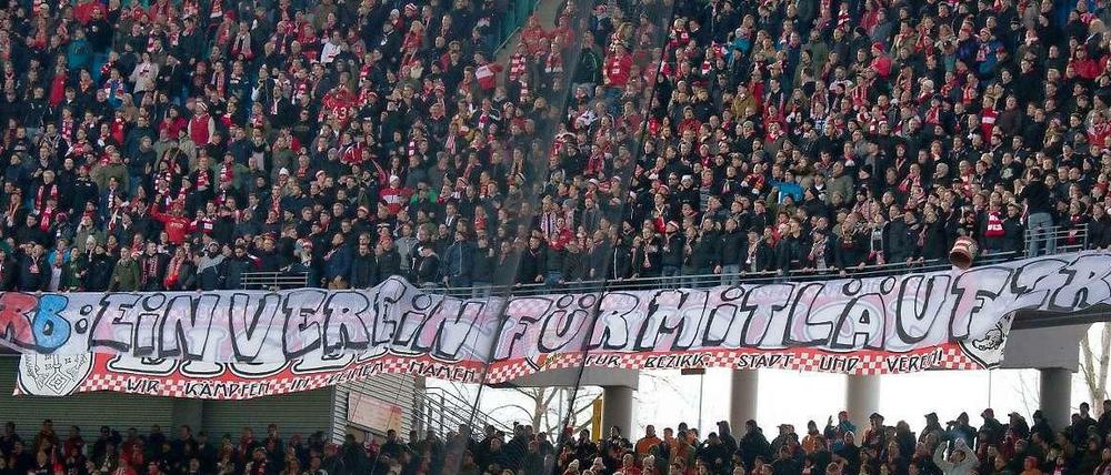 "RB: Ein Verein für Mitläufer" - Das Banner der Union-Fans beim Auswärtsspiel gegen RB Leipzig.