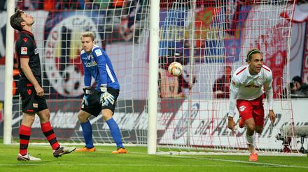 Nichts zu machen. Yussuf Poulsen (r.) hat gerade zum 3:0 für Leipzig getroffen.