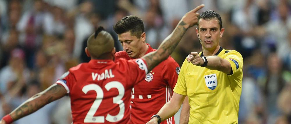 Spielentscheidender Mann? Schiedsrichter Viktor Kassai nimmt sich Bayerns Arturo Vidal vor.