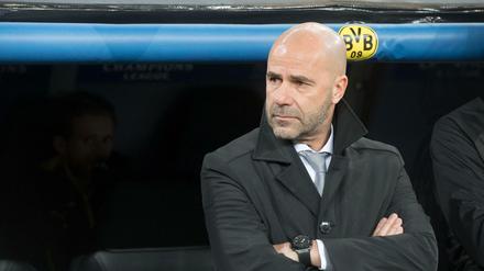 Trübe Miene: Borussia Dortmunds Trainer Peter Bosz musste am Mittwoch dabei zusehen, wie seine Mannschaft gegen Real verlor und sich damit aus der Champions League verabschiedete.