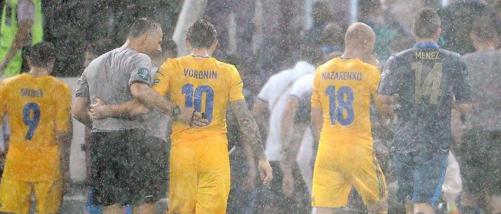 Fünf Minuten nach Spielbeginn wird das Vorrunden-Spiel Frankreich gegen Ukraine im Stadion von Donezk unterbrochen. Ein Wolkenbruch beendet die Partie.