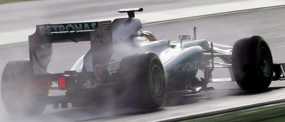 Mit heißem Reifen. Mercedes-Pilot Lewis Hamilton bei einer genehmigten Testfahrt. Ob das auch für die 1000 Extrakilometer in Barcelona gilt, wird an diesem Donnerstag entschieden.